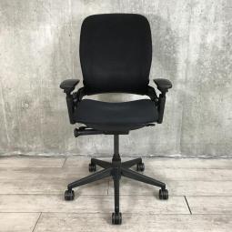 【エルゴノミクスの視点から誕生した本格派！】■スチールケース　リープチェア V2　可動肘付　ブラック　■圧倒的な操作性と座り心地の良さ！【Steelcase　Leap V2】★