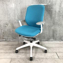 【前傾チルト機能付き】【オカムラ製品で最も人気を集める高機能チェア！】■オカムラ（okamura）製　シルフィ（Sylphy）　肘付き　ローバック　■固定肘　■ハンガー付き　■ブルーグリーン ×ホワイトシェル