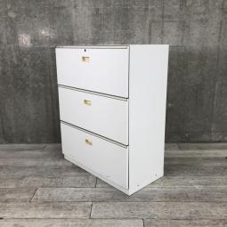 【セール品のため大特価】【A4ファイルも沢山収納可能！ホワイトカラーの人気シリーズ３段ラテラル書庫！】■イトーキ製　シンライン (THIN LINE)　３段ラテラル書庫　ローキャビネット　■ホワイト　■シリンダー錠　■取っ手部分日焼けアリ【2501】弊社使用欄【A00994225】