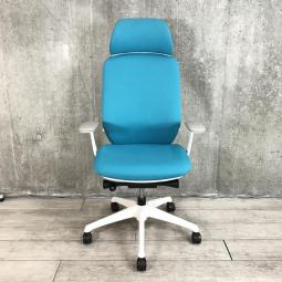 【いま人気のワーキングチェア！】■オカムラ　シルフィーチェア　肘付　ブルーグリーン　ヘッドレスト付　エクストラハイバック　■背のカーブを変えられる新感覚のオフィスシーティング！【Okamrua　Sylphy】★