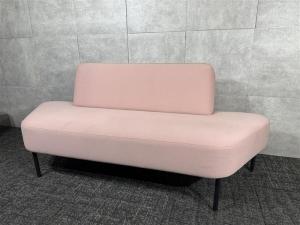 【まだまだ長く使えます！☆2022年製☆オカムラ製のソファ！】オカムラ　ライブス　ソファ　ピンク　リラックス　おしゃれ　デザイン　中古家具　九州最大級《オフィスバスターズ福岡博多店は、福岡を拠点として、日本全国へ中古オフィス用品・オフィス家具を提供しております》