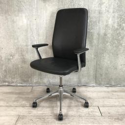 2022年製の革張りチェアが4脚入荷!!■オカムラ(okamura) クラフティーチェア(CRAFTIE) 肘付 ハイバック エグゼクティブチェア ■張地レザー ■固定肘(デザインアーム) ■背座カラー:ブラック/背裏カラー:ウォールナット