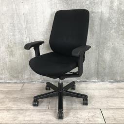 【全ての機能をコンパクトに！ふっくらクッションでお尻が疲れにくい！】■イトーキ(ITOKI)製　トルテチェア　肘付ハイバック　■可動肘　■ブラック　※キズ有