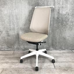 【オフィスの今を、もっと美しく快適に！新世代ワークチェア】■イトーキ（ITOKI）製　ノートチェア（nort）　肘無し　ハイバック　背面メッシュ　■ハンガー付　■サンドイエロー×ホワイトシェル【2510】弊社使用欄【A01041736】