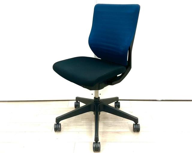 ■ITOKI/イトーキ　■エピオスチェア（EPIOS）　■背面：ネイビーブルー / 座面：ブラック ×ブラックシェル　■肘無し　■ローバック　■背面メッシュ　■オススメ/人気/定番商品　 【弊社使用欄：A01041744】
