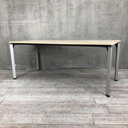 4人～6人での会議におすすめ！洗練されたデザインが魅力な木目ナチュラルカラーのミーティングテーブル！
■イトーキ/DEシリーズ/フェアメープル　会議テーブル　■W1800×D750㎜　4本脚シルバー