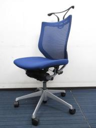 【オカムラ製の王道高級チェア！通気性ばっちりで長時間の着座も快適に過ごせます！】　■オカムラ(okamura)　バロン(Baron)　ローバック　肘無し　■ブルー　■背面メッシュ　座面クッション【入替セールにつき30%OFF！】