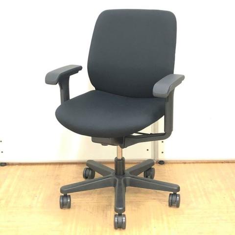 【中古】トルテチェア  イトーキ（ITOKI） 肘付ローバックチェア