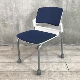 【キャスター付きで使いやすい！ミーティングに最適！】■ウチダ（UCHIDA）製　MF-180シリーズ　スタッキングチェア　ミーティングチェア　■キャスター付き　■レイズンブルー×ホワイトシェル