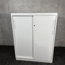 【スライド引き戸だから開閉スペースに困らない！】■コクヨ（KOKUYO）製　エディア（EDIA）シリーズ　2枚引き違い書庫　ローキャビネット　シリンダー錠　天板付き　ベース付き　ホワイト　シリンダー錠　収納　中古家具　格安　福岡　オフィス家具　九州最大級《オフィスバスターズ福岡博多店は、福岡を拠点として、日本全国へ中古オフィス用品・オフィス家具を提供しております》