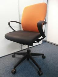 【座る人を選ばない、シンプルスタイルなオフィスの定番シリーズ!把手付きで汚れ対策&持ち運びラクラク!】 ■イトーキ(ITOKI)フルゴ(fulgo) ハイバック肘付 ■ブラック×オレンジ