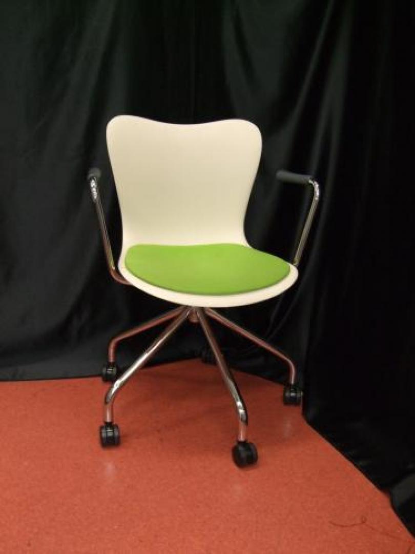 【デザイナー調ミーティングチェア】　5609Ｆシリーズ　肘、キャスター付き<a href=http://www.officebusters.com/shop_showsai/kanda.php><b>★《近隣配送無料キャンペーン中》◆神田店限定！！【お得情報】【店舗情報】はこちらをクリック★<b></a>	 【会議チェア】
                                    中古
            