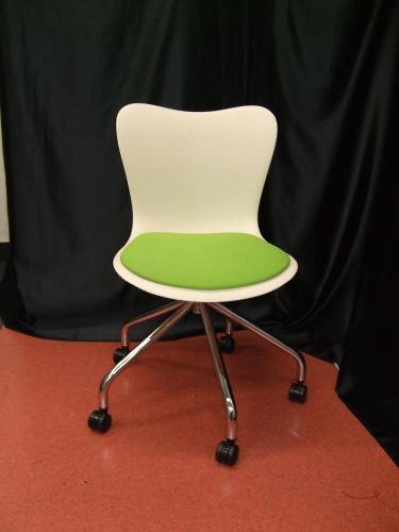 【デザイナー調ミーティングチェア】　5608Ｆシリーズ　肘、キャスター付き<a href=http://www.officebusters.com/shop_showsai/kanda.php><b>★《近隣配送無料キャンペーン中》◆神田店限定！！【お得情報】【店舗情報】はこちらをクリック★<b></a>	 【会議チェア】
                                    中古
            