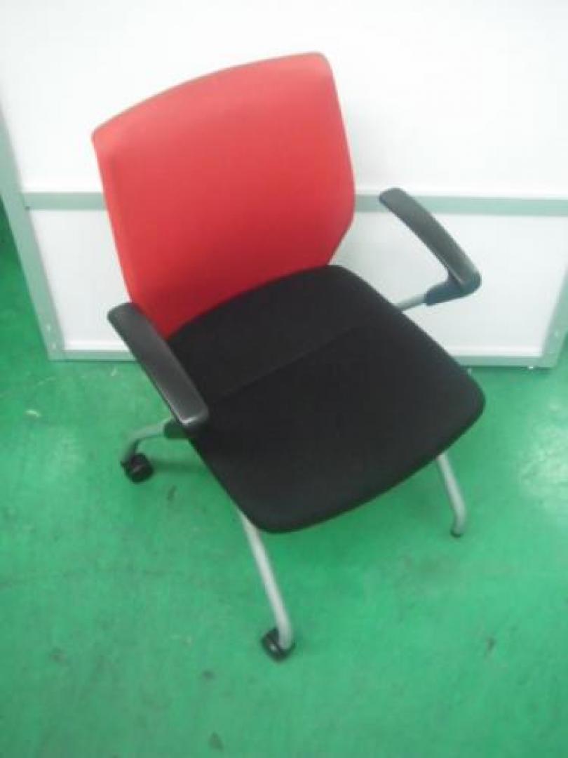 ■ネスティングﾁｪｱー　■座面を持ち上げ重ね置き可能！
                                    中古
            