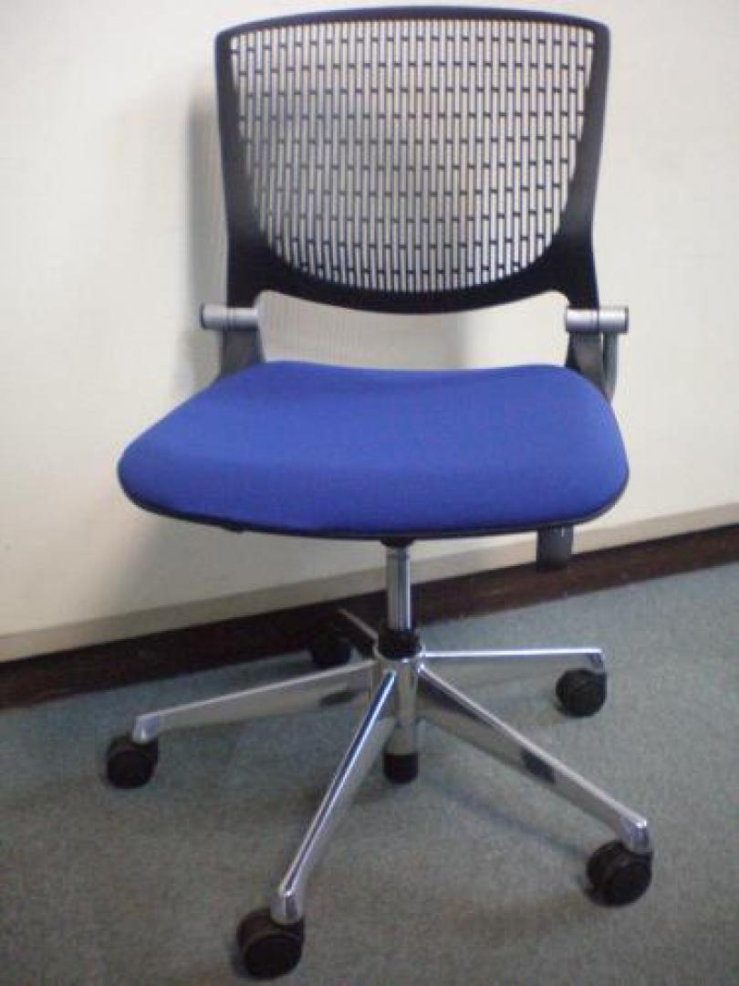 【グッドデザイン賞】グラータ背パッドなし　ブラックシェル【会議チェア】
                                    中古
            