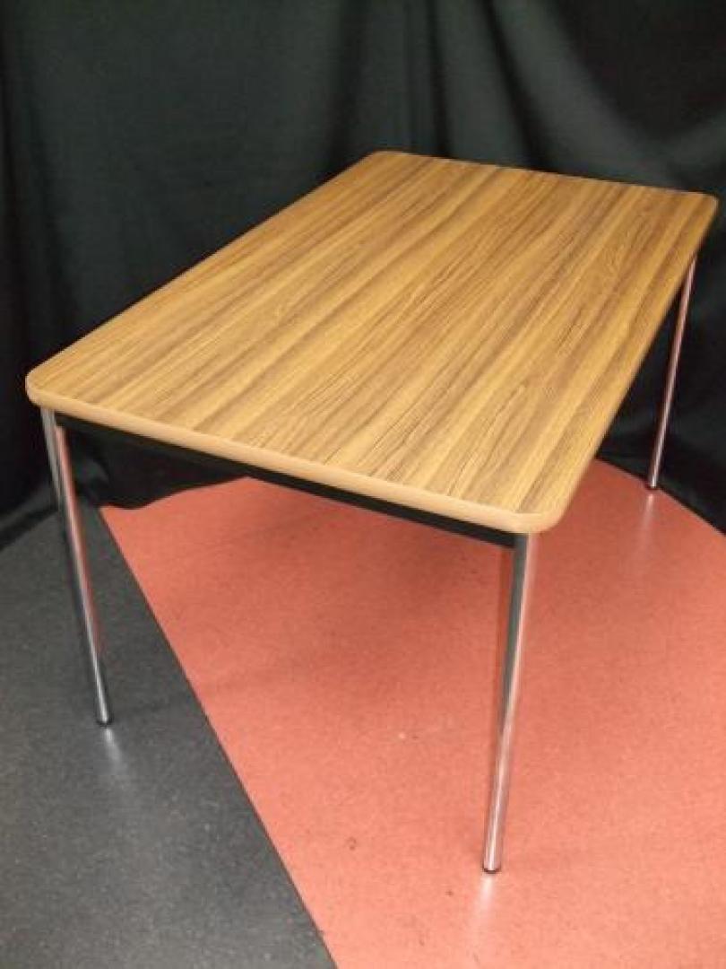 【ノーブランド品　だから安い！】4名様用ミーティングテーブル<a href=http://www.officebusters.com/shop_showsai/kanda.php><b>★《近隣配送無料キャンペーン中》◆神田店限定！！【お得情報】【店舗情報】はこちらをクリック★<b></a>	 
                                    中古
            