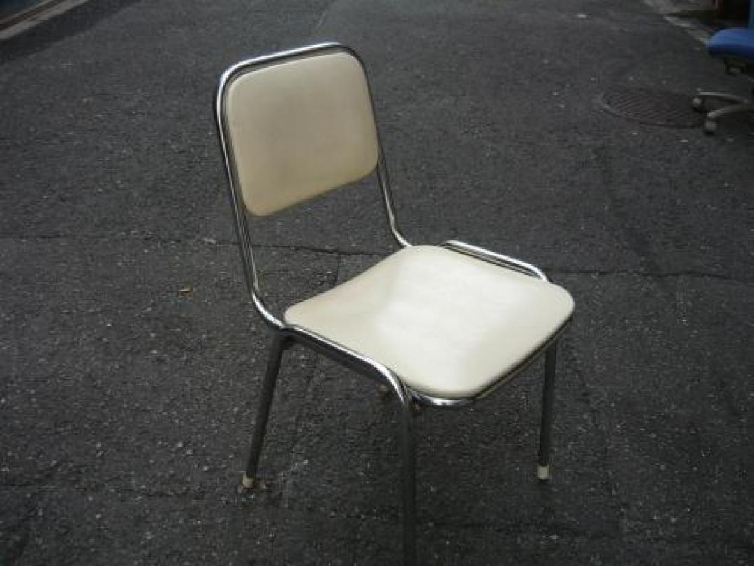 【入荷速報】ホワイト　スタッキングチェアー　<a href=http://www.officebusters.com/shop_showsai/fukushima.php>◆大阪福島店単独キャンペーン実施中◆</a>【会議チェア】
                                    中古
            