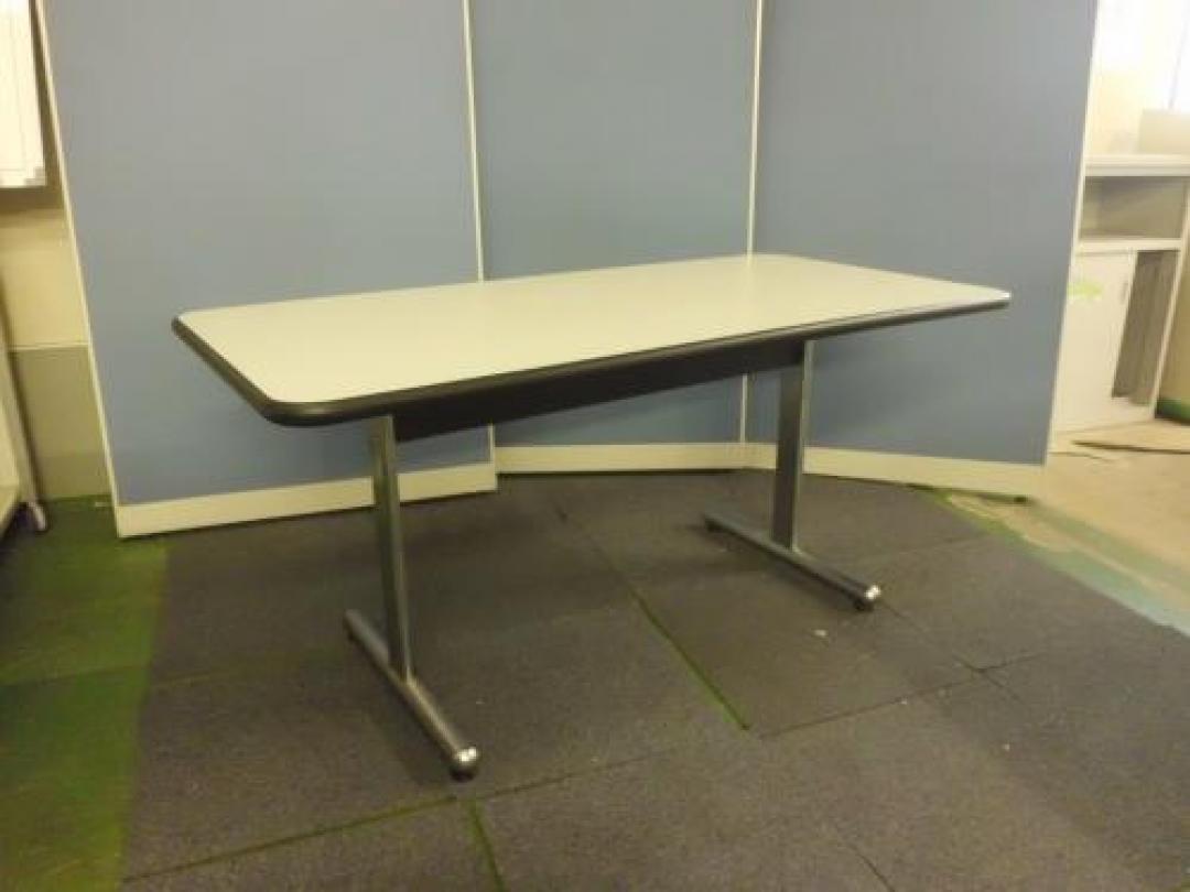 【ぽっきり価格】　W1500ミーティングテーブル　限定１台叩き売り！【角が使えるT字脚】　
                                    中古
            