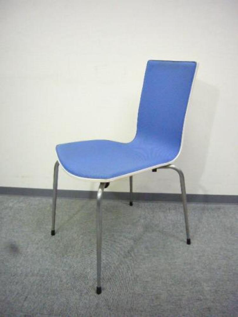 <font size=3><b><a href=http://www.officebusters.com/shop_showsai/kinshicho.php>錦糸町店は大量在庫にてご提案します☆　■今ならお引取りキャンペーン実施中■</a></b></font>　PINOコーポレーション　　スタックチェア　座面ブルー　背面ホワイト【会議チェア】
                                    中古
            