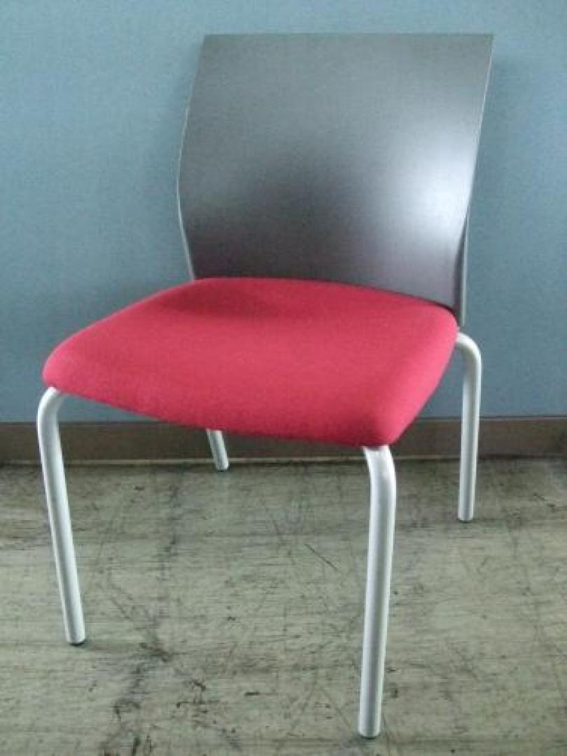 ☆★　スチールケース　スタッキングチェア　４脚セット　レッド　【セット商品】　☆★【会議チェア】
                                    中古
            