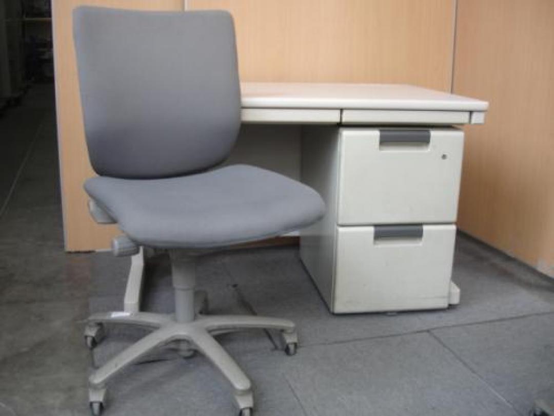 <br>【セット商品】<br>イトーキ　オカムラ　プラス　の夢のコラボ！<br>【平机】 × 【ワゴン】 × 【OAチェア】<br> お買い得な３点セット！
                                    中古
            