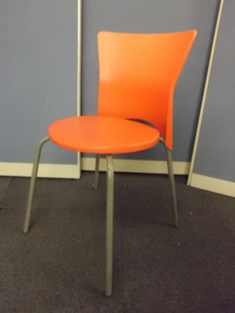 【この素材拭けます！】　簡易的なところにオススメ！樹脂素材のスタッキングチェアキングチェア　【ウィンターセール】【会議チェア】
                                    中古
            