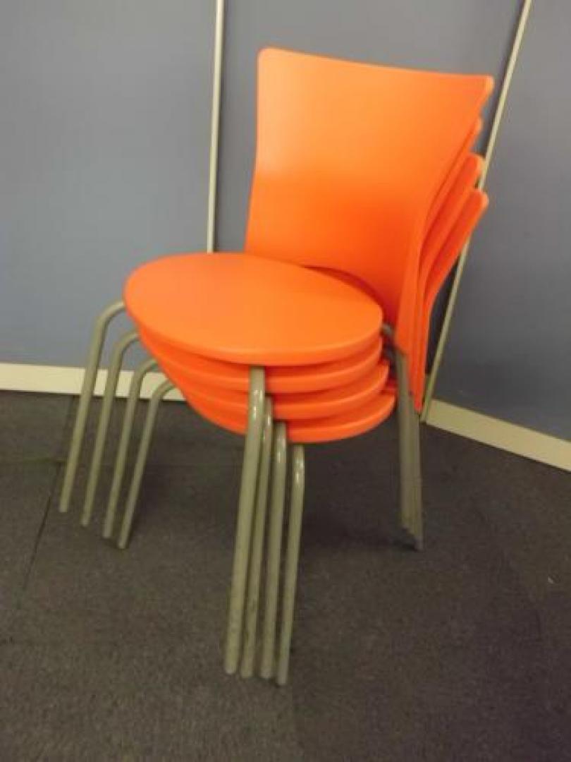 【この素材拭けます！】　簡易的なところにオススメ！樹脂素材のスタッキングチェアキングチェア4脚セット　【ウィンターセール】【セット商品】【会議チェア】
                                    中古
            