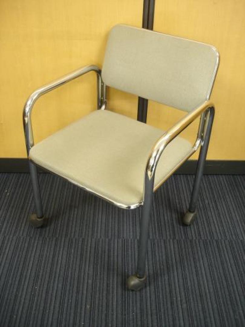 <br><br><font size=5 color=blue><strong>■キャスター付きなので移動がラクラク♪■</strong></font><br><br><font size=3>■状態良好！<br>■セットでミーティングテーブルもご提案可能です！！<br>■6脚揃いで入荷</font> 【会議チェア】
                                    中古
            