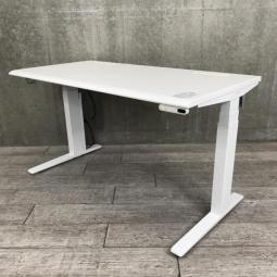 【電動で高さ調整可能・立ち姿勢を取り入れた新しいワークスタイルへ！】■オカムラ(okamura)製　スイフトシリーズ(Swift)　電動昇降デスク　昇降テーブル　平机　■W1350×D675×H650～1250㎜　■ホワイト