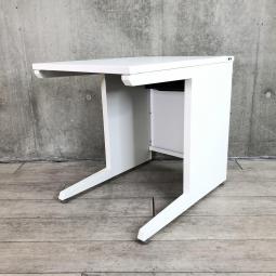 【とても珍しい幅600㎜のコンパクトデスク！】機能美と実用性を両立した上質ワークデスク　■オカムラ製　アドバンス　平机　■ホワイト　■幅600×奥行き800㎜　■引き出しなし 【弊社使用欄：A01044398】【HU】【関東倉庫在庫品】