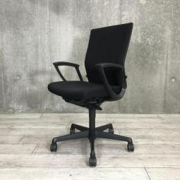 【高機能チェアで疲労軽減!ランバー機能が長時間のデスクワークも快適にサポート!】■オカムラ(okamura)製 エスクードチェア(ESCUDO) 肘付ハイバック ■固定肘(サークル肘) ■色:ブラック【IB】