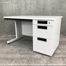 【定番サイズの幅1200㎜！オーソドックスな片袖デスクが入荷！】■プラス（PLUS）製　フラットライン　片袖机　引き出し付き　幅1200　■ホワイト   ※一部袖引き出しへこみあり 【弊社使用欄：A01040197】【KN】