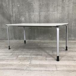 【ホワイトカラーのスタイリッシュミーティングテーブル！】■コクヨ（KOKUYO）製　アリーナシリーズ　ミーティングテーブル　W1500×D740㎜　■４本脚　■天板：ホワイト