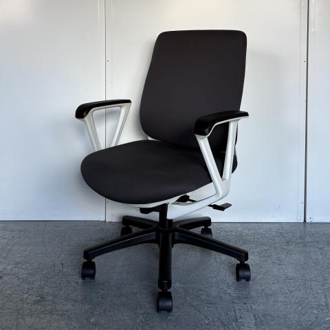 【中古】トルテR  イトーキ（ITOKI） 肘付ローバックチェア