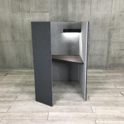 【右開口】【ワーカーの集中を高める省スペースなワークブース！高さ1520mmタイプ】■オカムラ（okamura）製　ドレープシリーズ（drape） 　テトラタイプ　1人用ブース 　ソロワークブース（W1000/D1200/H1520）　■色： ダークグレー（内側ライトグレー）　■ライトつき【ABW商材】【関東倉庫在庫品】【弊社使用欄：A01046693】