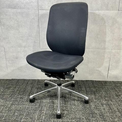 【博】【ポリッシュのフレームが美しい！】◆オカムラ/ゼファー　Zephyr　椅子　役員　上長　揃い　博多　天神《オフィスバスターズ福岡博多店は、福岡を拠点として、日本全国へ中古オフィス用品・オフィス家具を提供しております》