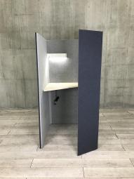 【左開口】【ワーカーの集中を高める省スペースなワークブース！ハイテーブルタイプ！】■オカムラ（okamura）製　ドレープシリーズ（drape） 　テトラタイプ　1人用ブース 　ソロワークブース（W1000/D1200/H1920）　■ハイテーブル　H1000㎜　■色： ブルー（内側ライトグレー）　■ライトつき【ABW商材】【関東倉庫在庫品】【弊社使用欄：A01046691】