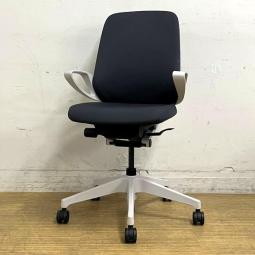 【在庫入替セール】【2023年製】イトーキ　ノート　ローバックモデル　ループ肘（固定肘）　ファッション性の高いタスクチェア　プレーンクロスバック　張地：オフブラック　フレーム：ブラック