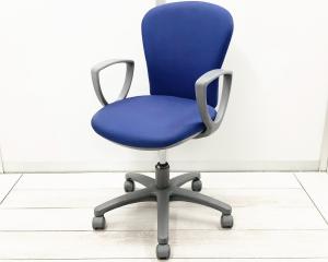 【ふっくらクッションが心地良い！コスパ抜群のコンパクトチェア！】■コクヨ（KOKUYO）製　レグノ2チェア　肘付ローバック　■サークル肘　■ディープマリン×グレーシェル　※肘キズ有　【弊社使用欄：A01042891】