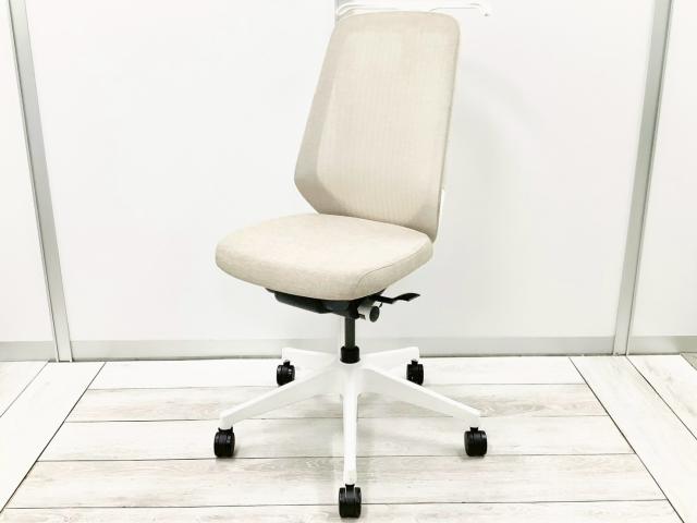 【2023年製】【オフィスの今を、もっと美しく快適に！新世代ワークチェア】■イトーキ(ITOKI)製　ノートチェア(nort)　肘無し　ハイバック　背面メッシュ　■ハンガー付　■サンドイエロー×ホワイトシェル【弊社使用欄：A01041736】
