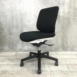 【全ての機能をコンパクトに！クッション性が高く座り心地が良い一品です！】■イトーキ（ITOKI）製　トルテR（torteR）チェア　肘無し　ローバック　■ブラック×ホワイトシェル