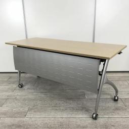 スタイリッシュで上質なデザイン！ 幕板付きで女性も安心な高品質サイドスタックテーブル！
■イトーキ/リリッシュ2/ファインウォールナット　フラップテーブル　幕板パネル付　W1800×D600×H700mm　木目柄天板