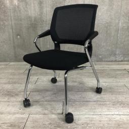 【背にフィットする快適メッシュ！横に積めて収納できるネスティングチェア！】■コクヨ（KOKUYO）製　サテリテチェア　肘付ミーティングチェア　■キャスター付　■背面メッシュ　■ブラック　【会議室・セミナールームにもおすすめ！】【IB】