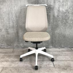 【美しいデザインに上質な座り心地！】■イトーキ　ノートチェア　グレイッシュブラウン　ハンガー付　ホワイトフレーム【ITOKI　nort】