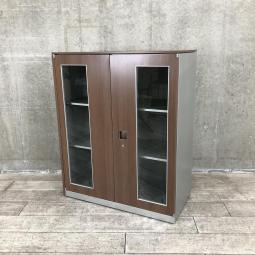 【希少なガラス扉に高級感溢れる木目調ブラウンカラーのレアな両開き書庫が入荷！】■オカムラ(okamura)製　レクトラインシリーズ　両開き書庫　ローキャビネット　■ガラス扉　■右側木目板付　■天板・扉：木目ブラウン/側：シルバー