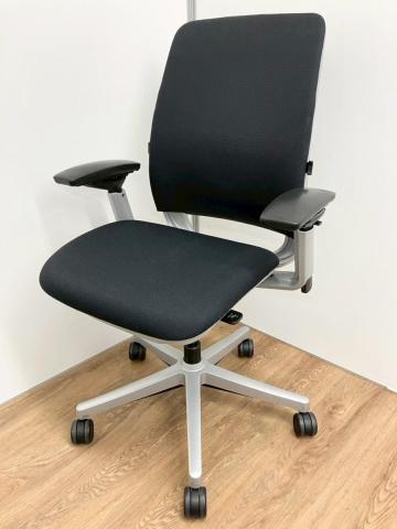 【テクノロジーに裏付けされた快適な座りごこち！】■スチールケース　アミアチェア　可動肘付　ブラック　ハイバック　ランバーサポート付【Steelcase　AMIA】★