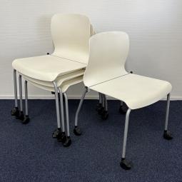 【背の曲線が美しい！人気のスタッキングチェア！キャスター付きで移動も楽々！】■コクヨ（KOKUYO）　アリーナC（ALINA　C）　スタッキングチェア　ミーティングチェア　■ホワイト　■背ヌードタイプ　■キャスター付き