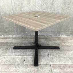 【カフェのようなオシャレな空間を演出！木目天板の角テーブル入荷！】■オカムラ(okamura)製　ライブスシリーズ　角テーブル　W900㎜　■電源タップ付　■天板：木目ナチュラル×ブラック脚　【リフレッシュスペース・給湯室などにお勧め！】【弊社使用欄：A01044719】