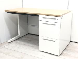 人気/定番/高さ720㎜　　イトーキ（ITOKI）　CZR　片袖机　W1100㎜×D700㎜　配線口付　シリンダー錠　ホワイト/天板ナチュラル【BR】【外部在庫品】