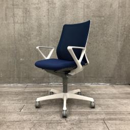 【腰まわりをしっかりホールド！長時間作業も快適フィット！】■オカムラ（okamura）製　フルーエントチェア（Fluent）　肘付き　ローバック　背面メッシュ　■固定肘（デザインアーム）　■ミディアムブルー ×ホワイトシェル【2511】弊社使用欄【A01044085】